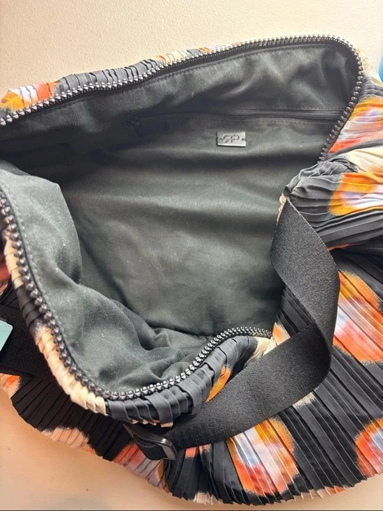 PARFOIS Pleated Half-Moon Lightweight Crossbody Bag | Sling / Shoulder Bag - Picture 6 of 7